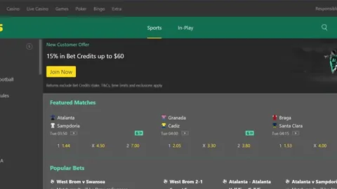 贝林厄姆停赛期间，携手女友现身看台观战皇马比赛