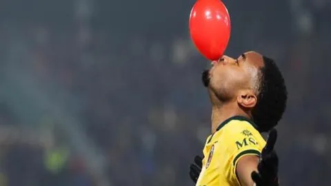 傅园慧蛙泳教学首堂课开讲，达标无忧，但……中国青年报曝料