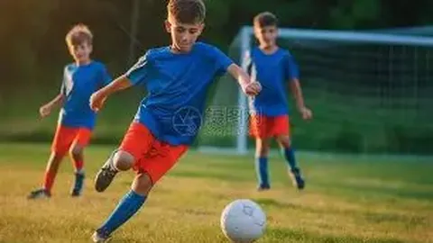 郭晶晶回忆初次遇见霍启刚，目光流露真情流露！